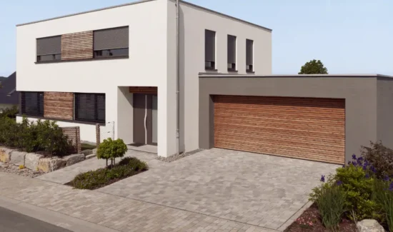 Wohngebäude mit Garage und Einfahrt