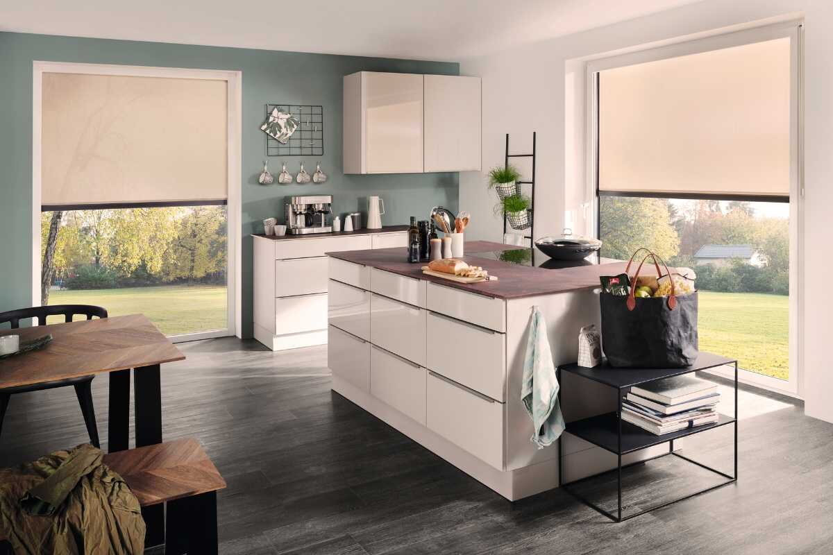 Innenliegender Sonnenschutz an den Fenster Moderne Küche mit Insel und großen Fenstern