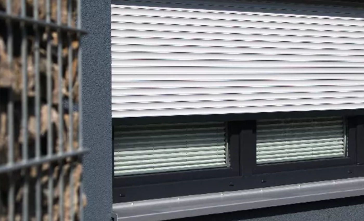 Modernes Einfamilienhaus mit Rollläden