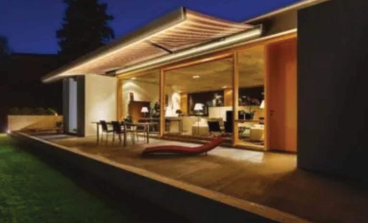 Modernes Einfamilienhaus mit Rollläden