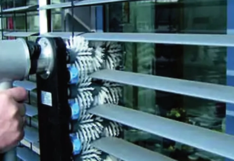 Stilvolle Terrasse mit Außenjalousien