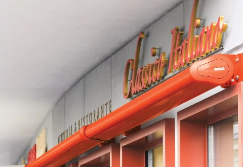 Stilvolle Terrasse mit Außenjalousien