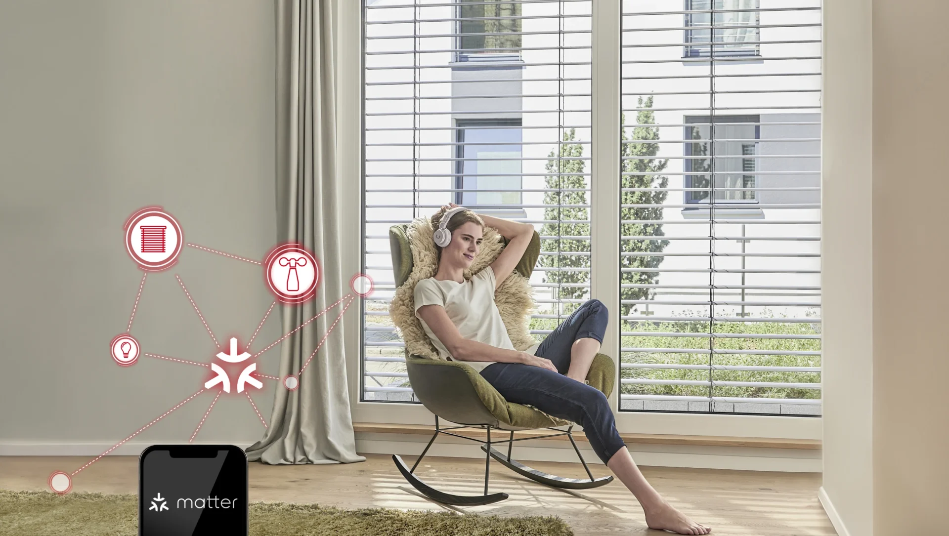 Frau entspannt im Wohnraum mit großen Fenstern und Raffstores, gesteuert über Smart Home System mit Matter-Technologie