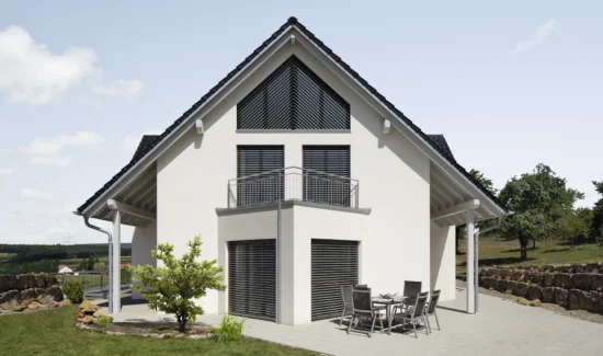 Modernes Einfamilienhaus mit Garten und Terrasse